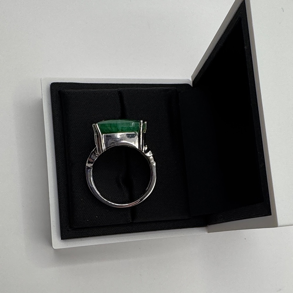 925 Silver Emerald ring with White topaz accent stones. Ring Size 7 - Picture 5 of 10